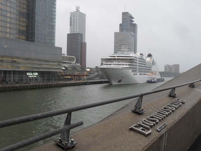 Cruiseschip ms Seabourn Ovation van Cruise & Maritime Voyages aan de Cruise Terminal Rotterdam